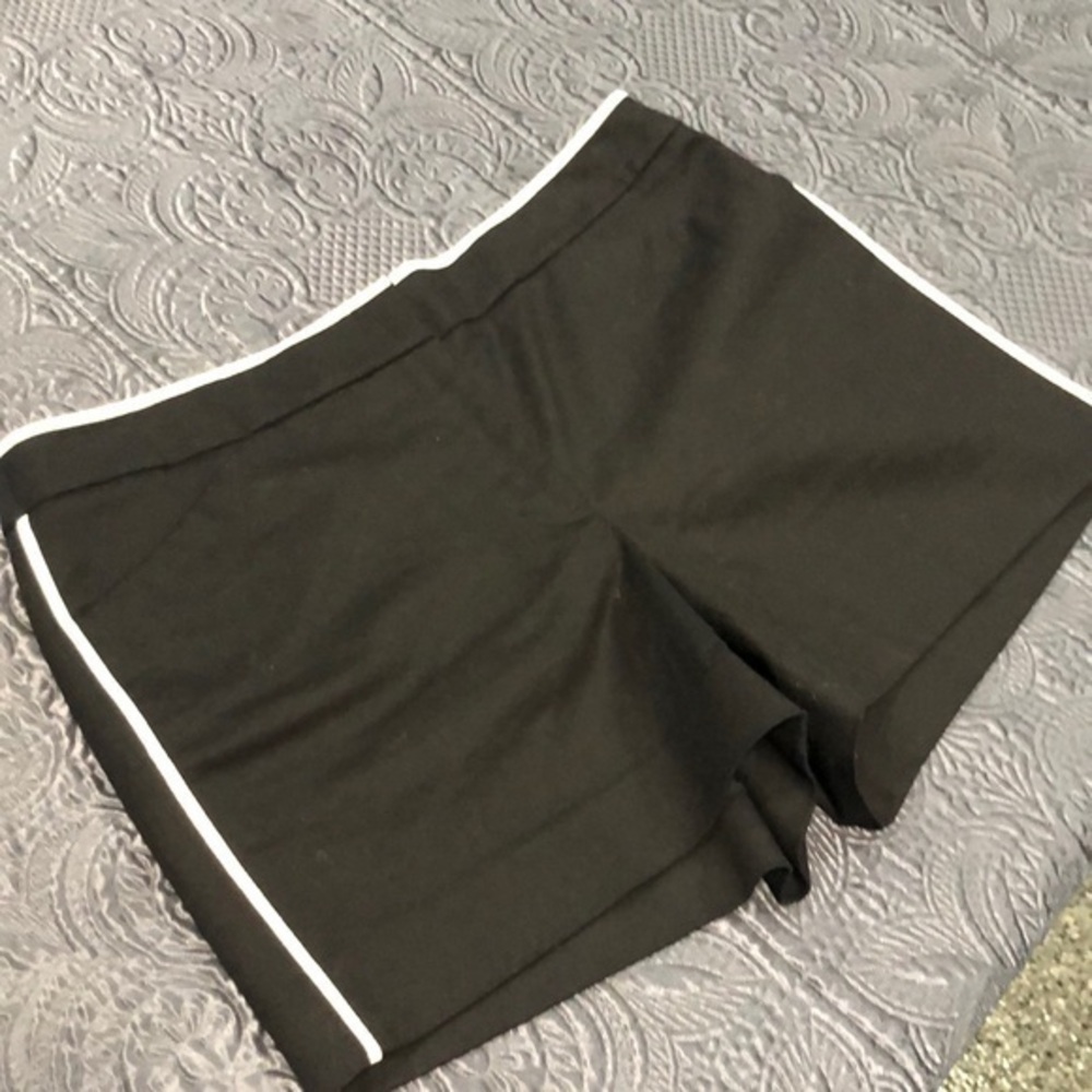 White House Black‎ market black shorts with white lining women’s size  12 NWOT